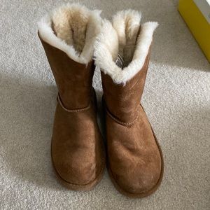 Uggs girls shoes Size 2